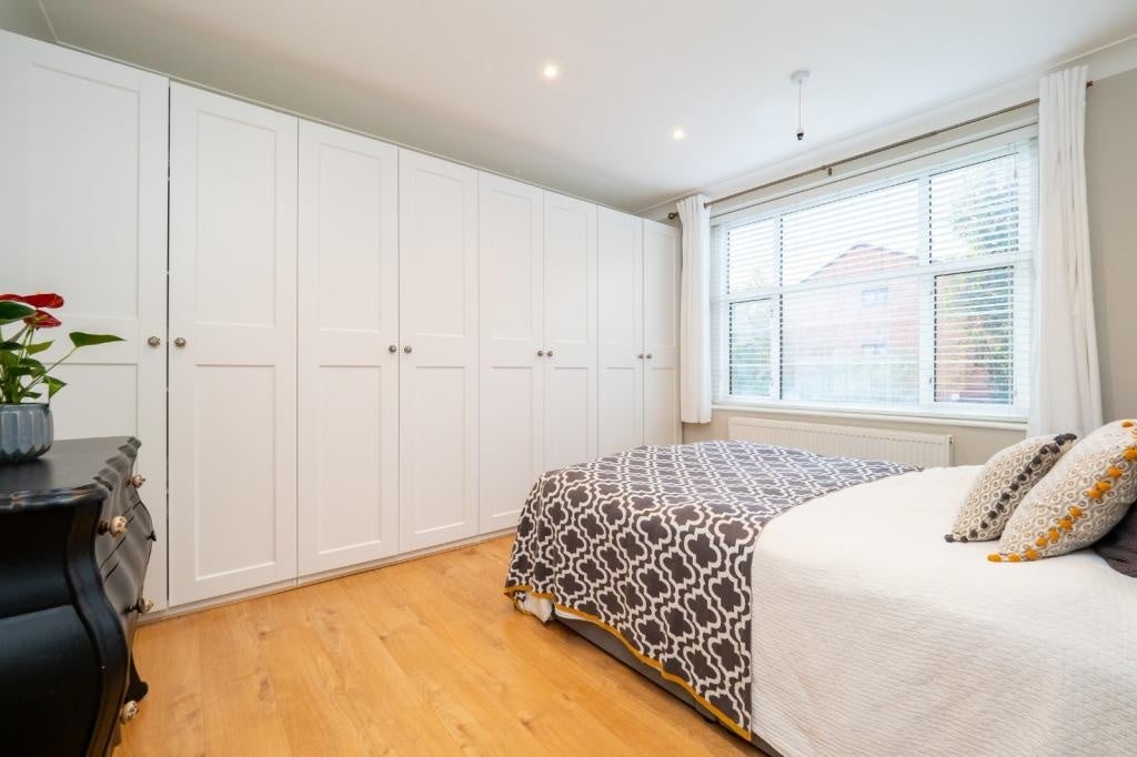 Flat London Road in Greater London