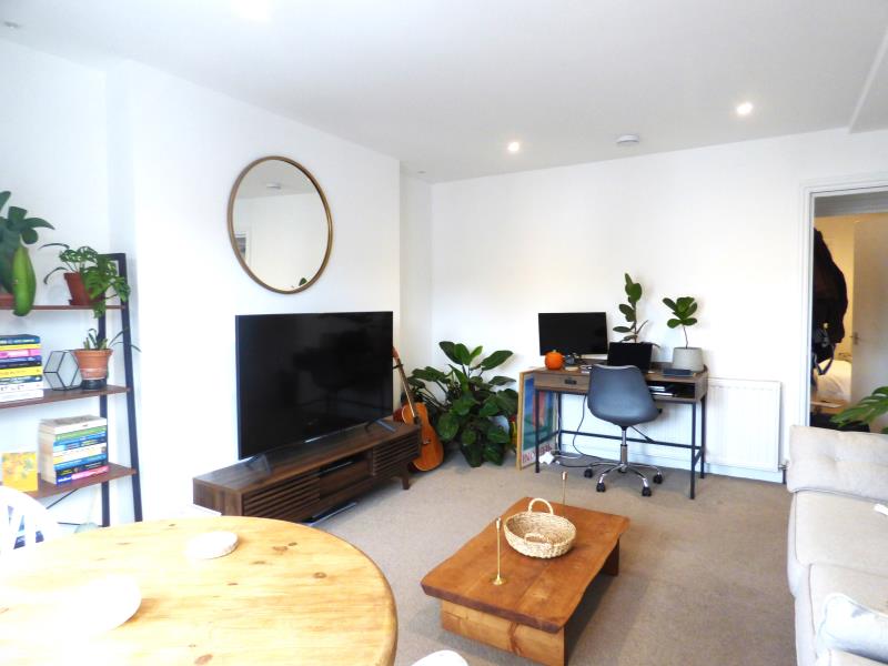 Flat Rosendale Road in Greater London