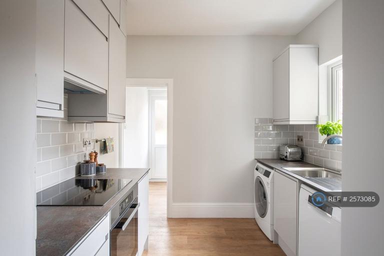 Flat Heathfield Square in Greater London