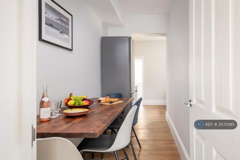 Flat Heathfield Square in Greater London