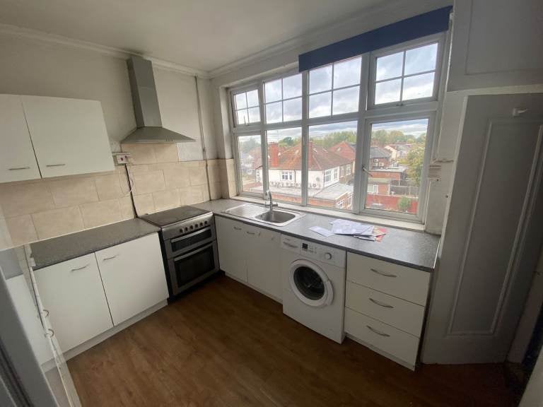 Flat Kenton Road in Greater London