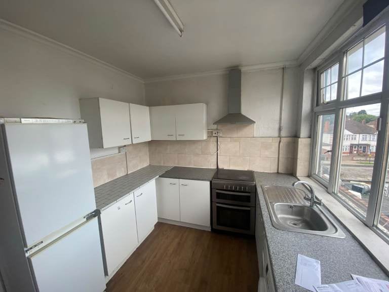 Flat Kenton Road in Greater London