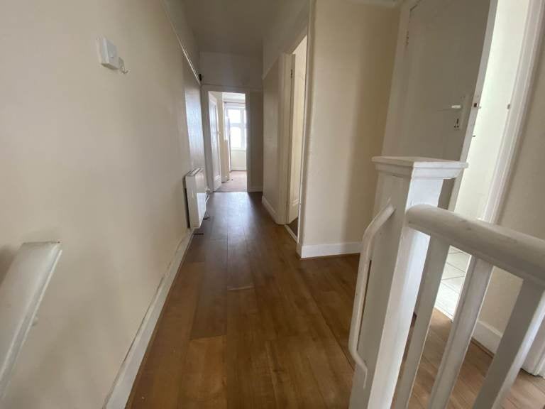 Flat Kenton Road in Greater London