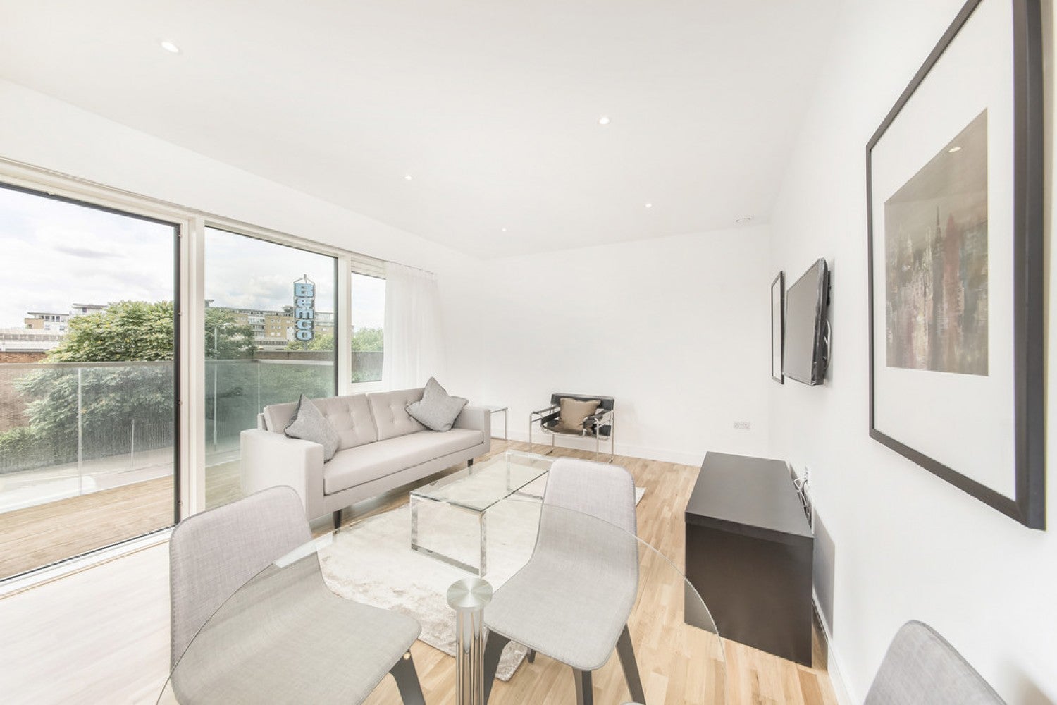 Flat Juniper Drive in Greater London