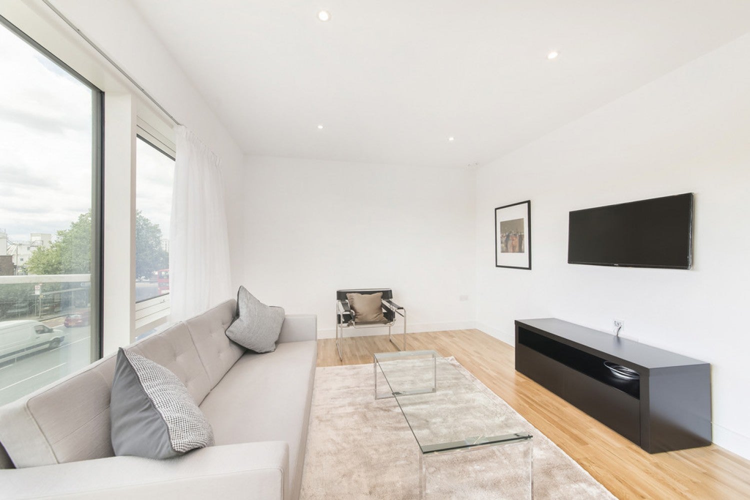 Flat Juniper Drive in Greater London