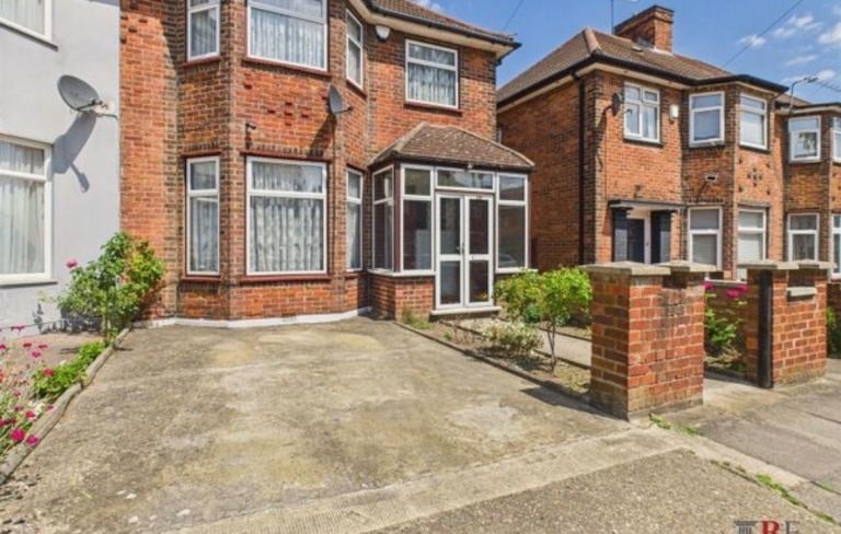 Room Vivian Avenue in Greater London
