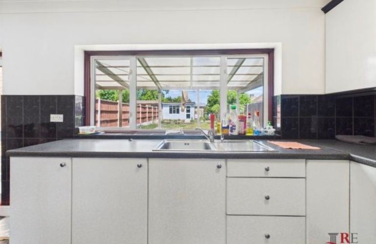 Room Vivian Avenue in Greater London