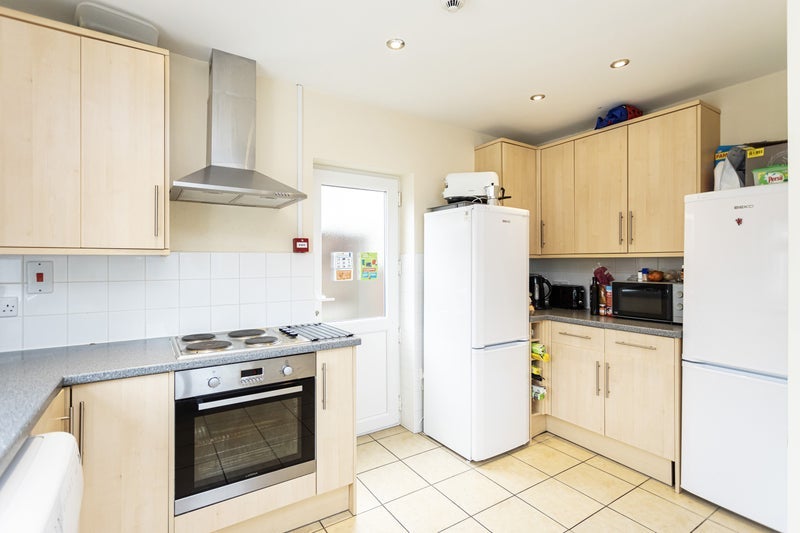 Room Alverton Avenue in Poole