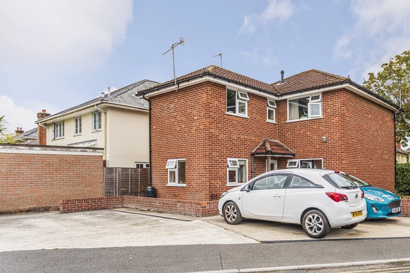 Room Alverton Avenue in Poole