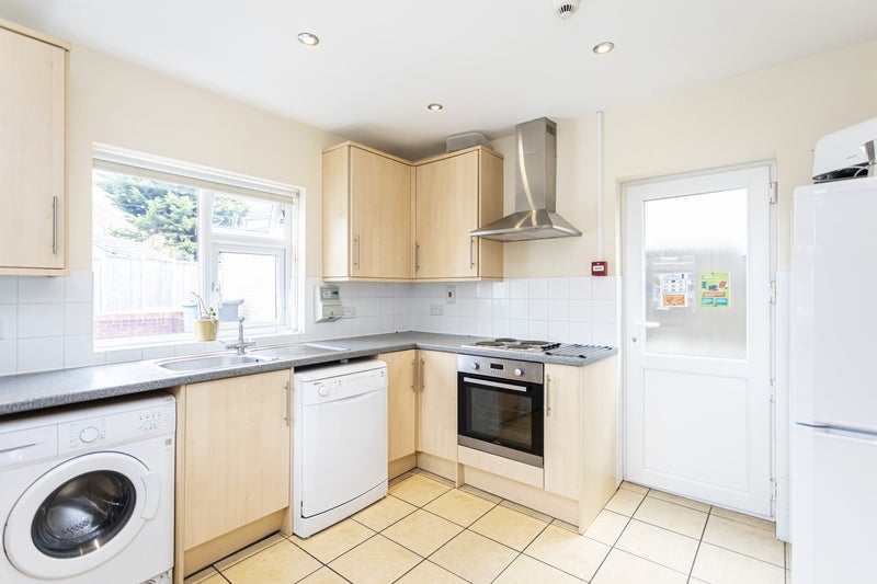 Room Alverton Avenue in Poole