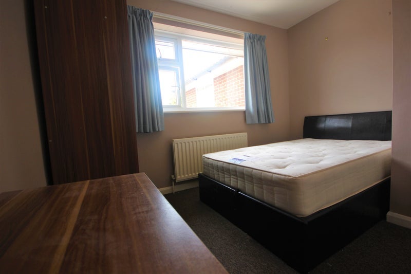 Room Alverton Avenue in Poole