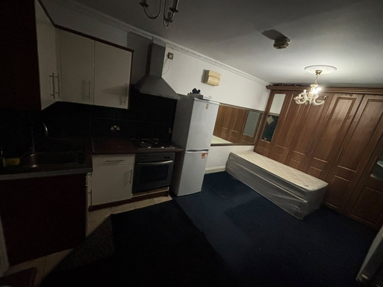 Room Walnut Tree Road in Greater London