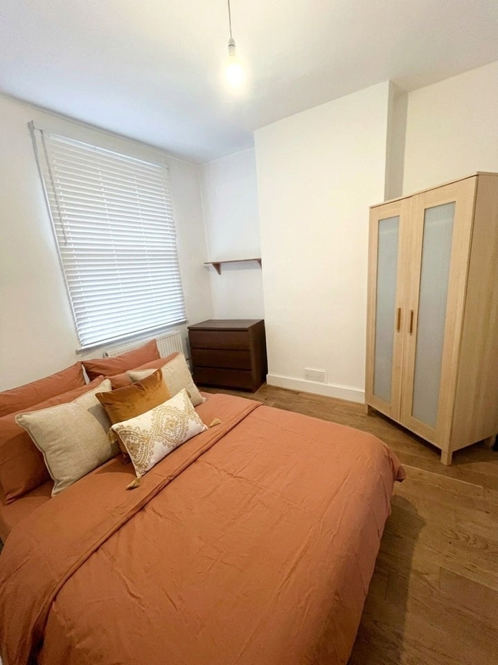 Room Shannon Grove in Greater London