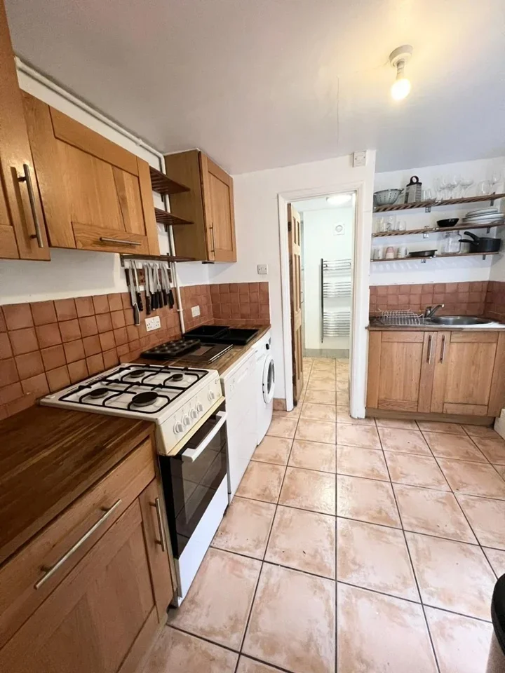 Room Shannon Grove in Greater London