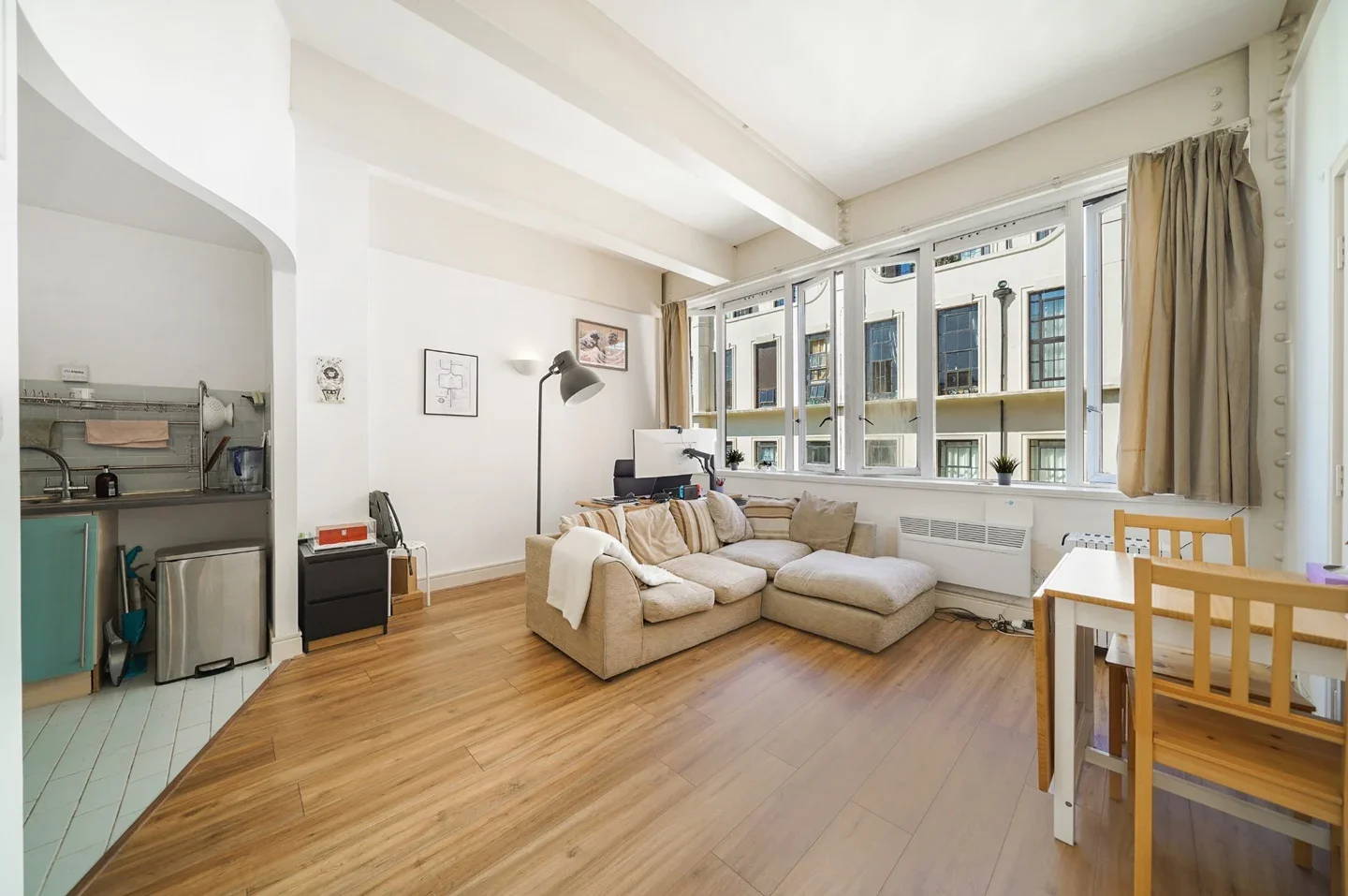 Flat Manor Gardens in Greater London