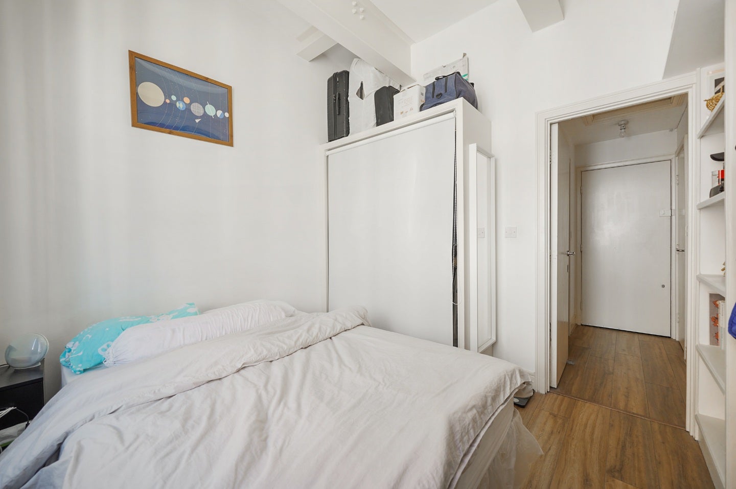 Flat Manor Gardens in Greater London