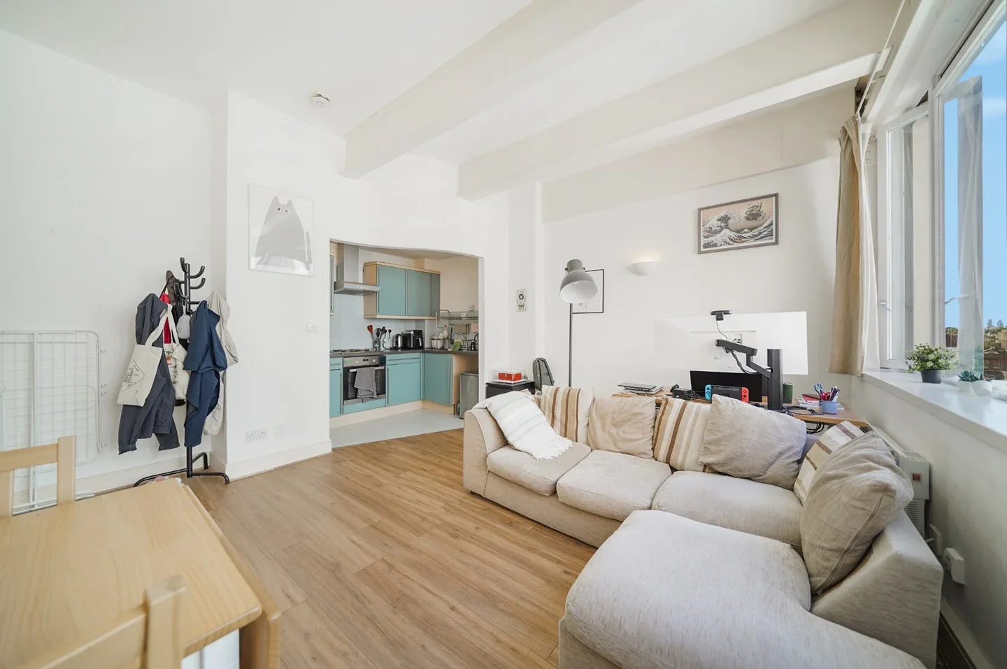 Flat Manor Gardens in Greater London