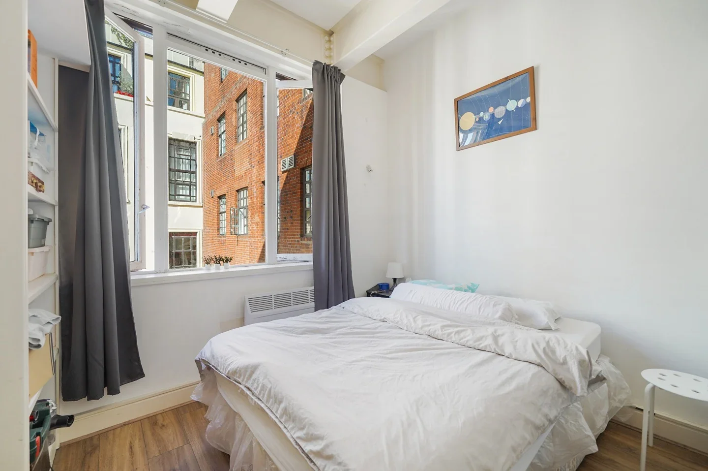 Flat Manor Gardens in Greater London