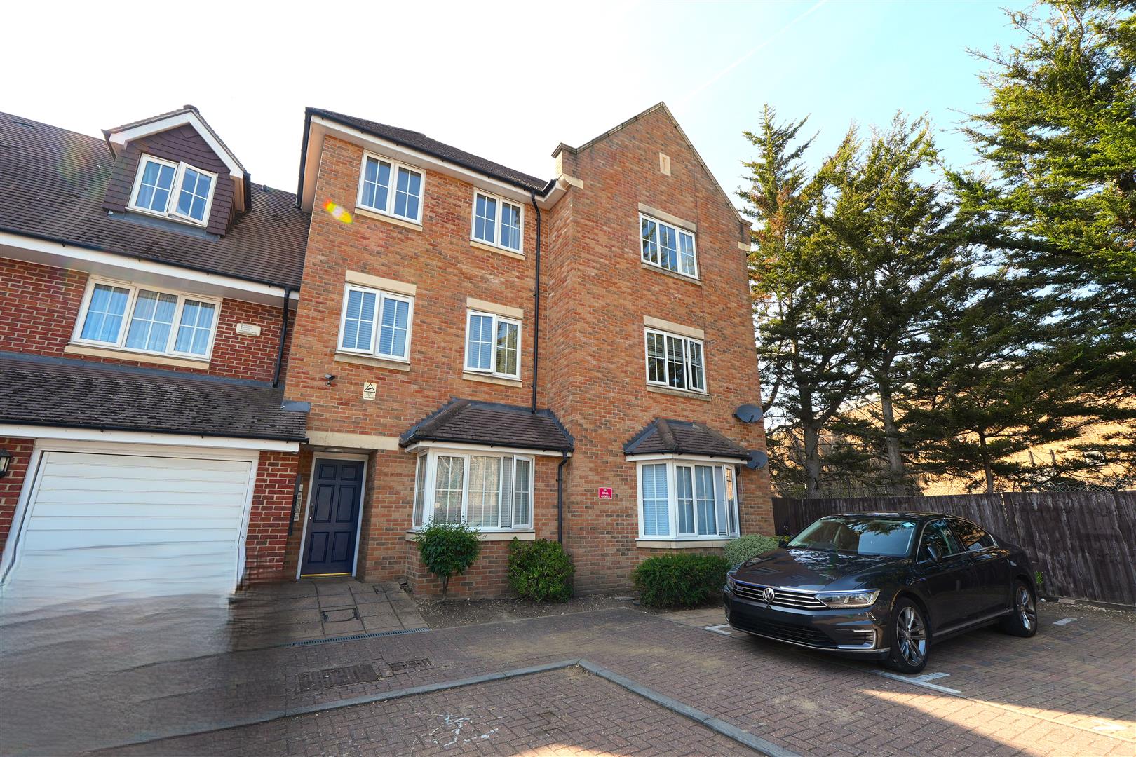Flat Hayling Close in Slough