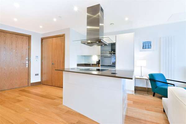 Flat Crossharbour Plaza in Greater London