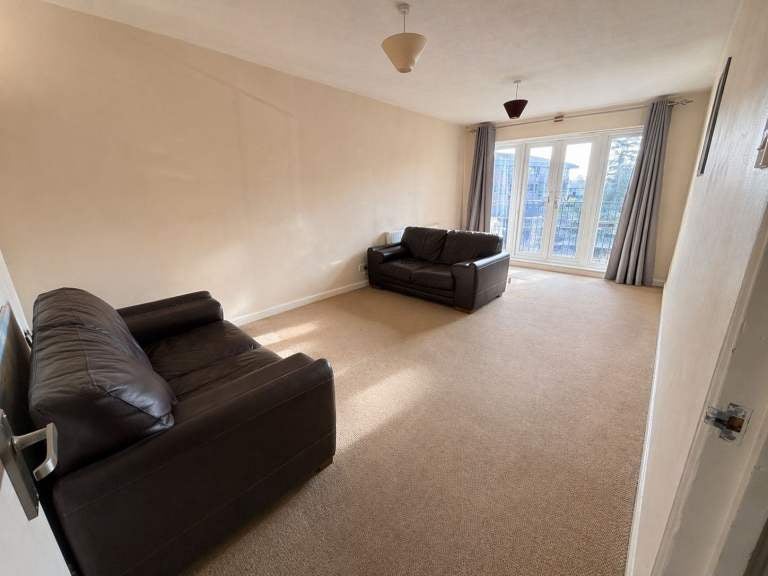Flat Montgomery Road in Woking