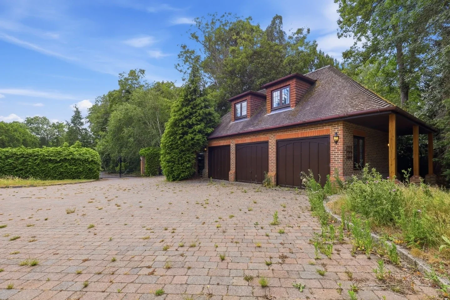 House Woodhill in Guildford