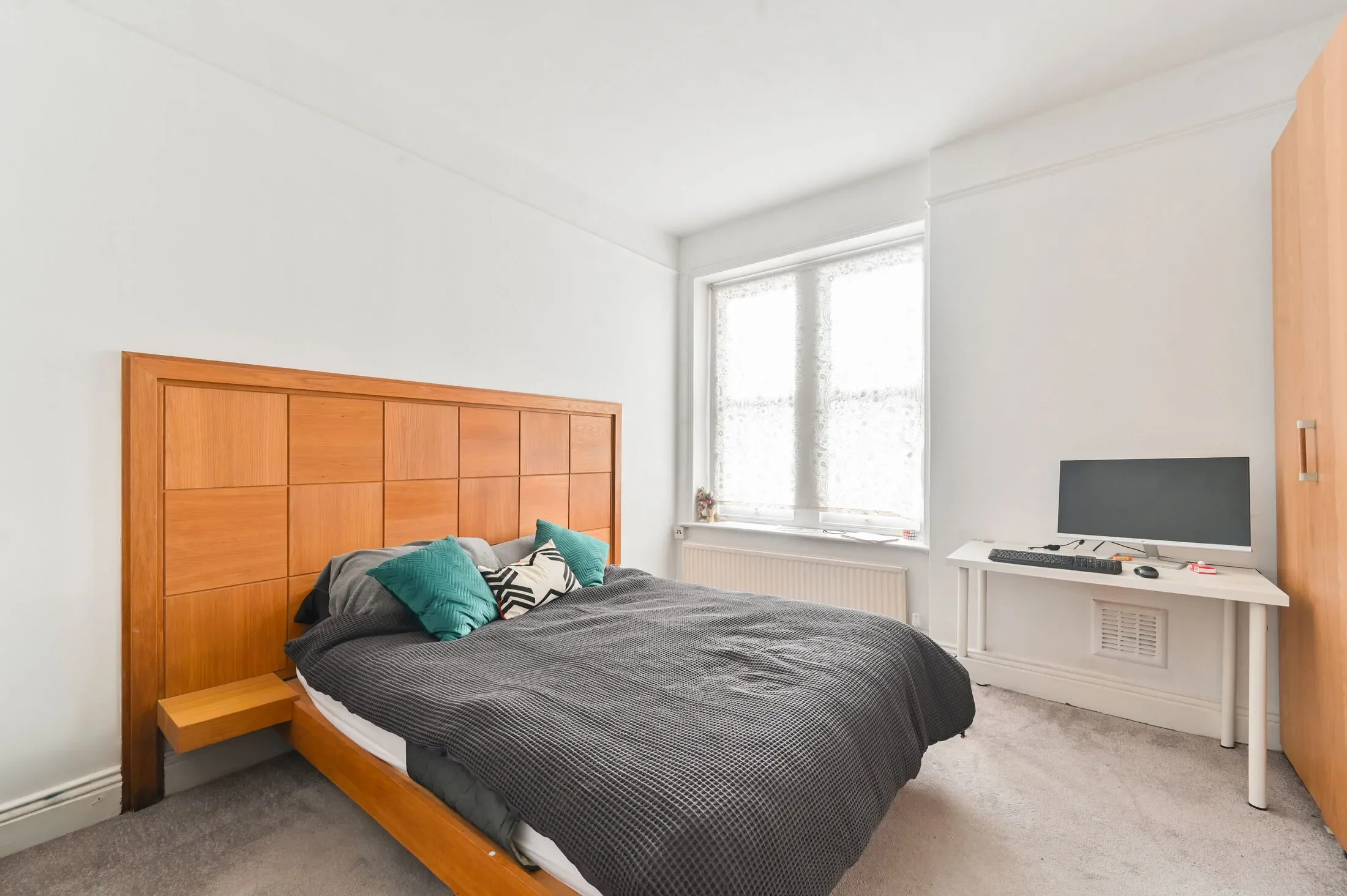 Flat Lurline Gardens in Greater London
