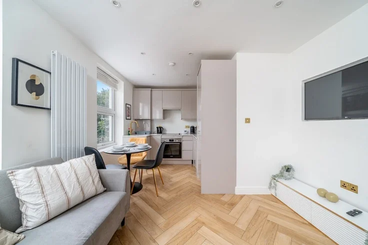 Flat Grafton Road in Greater London