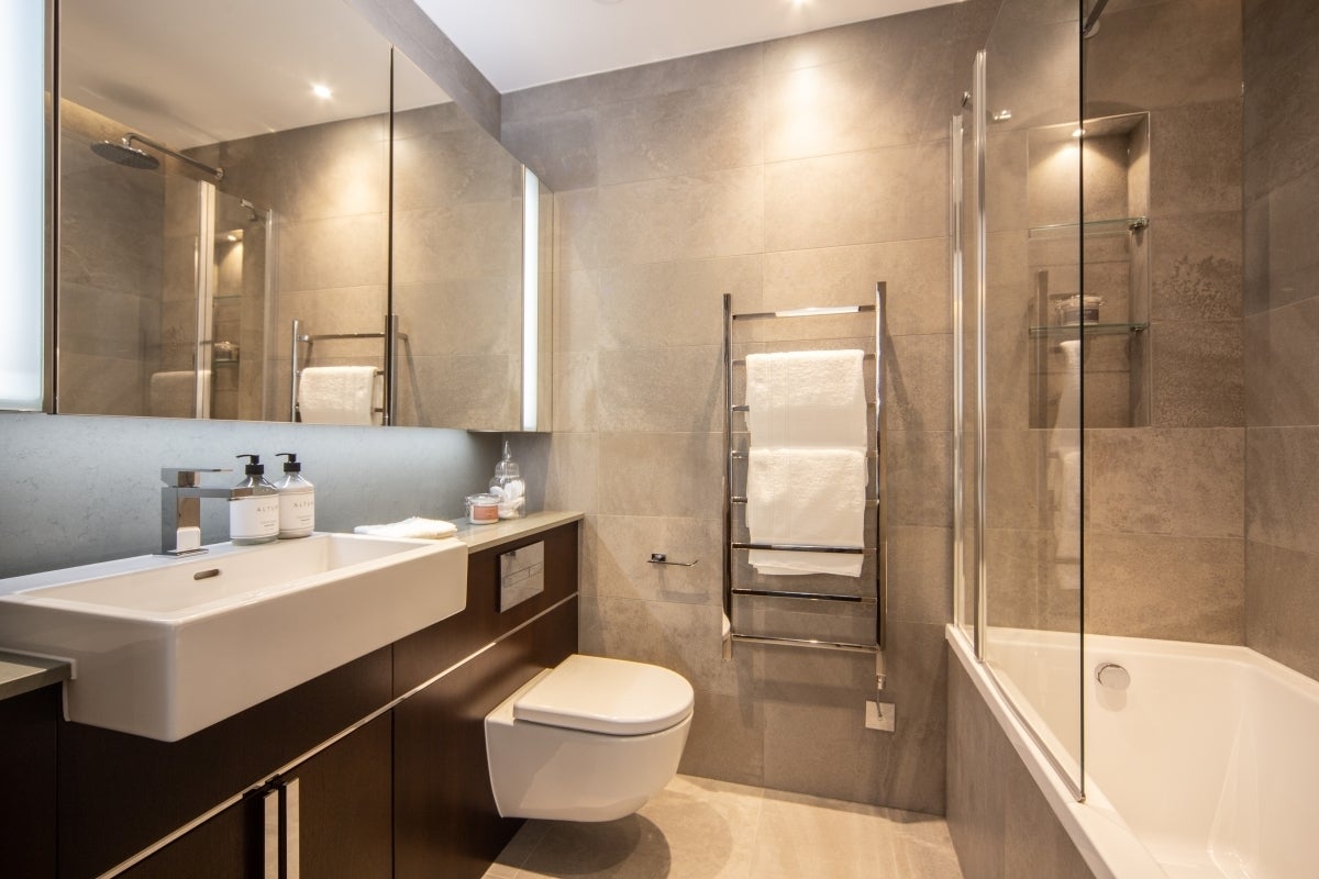 Flat Ponton Road in Greater London