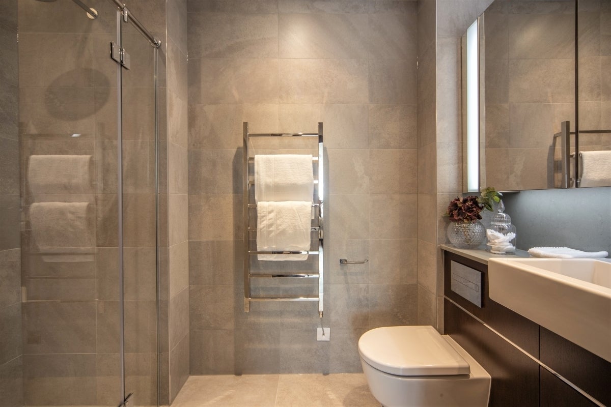 Flat Ponton Road in Greater London