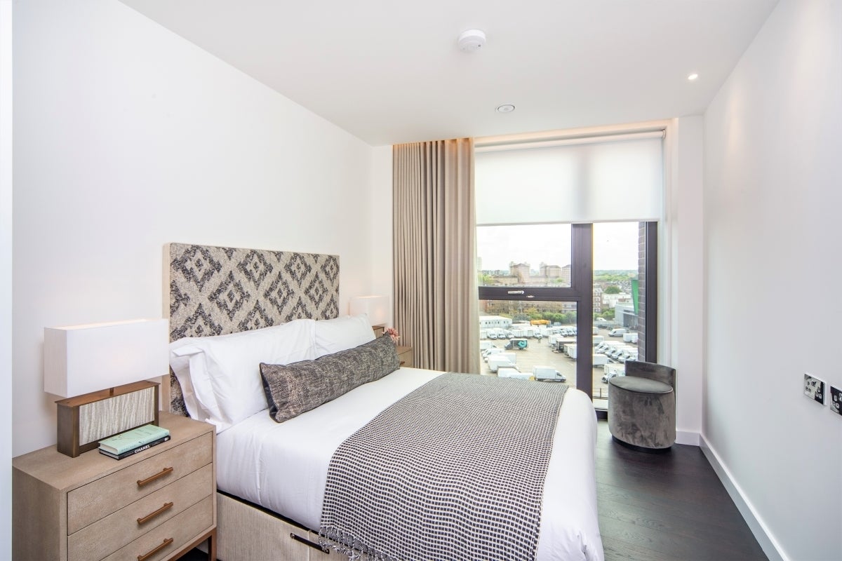 Flat Ponton Road in Greater London