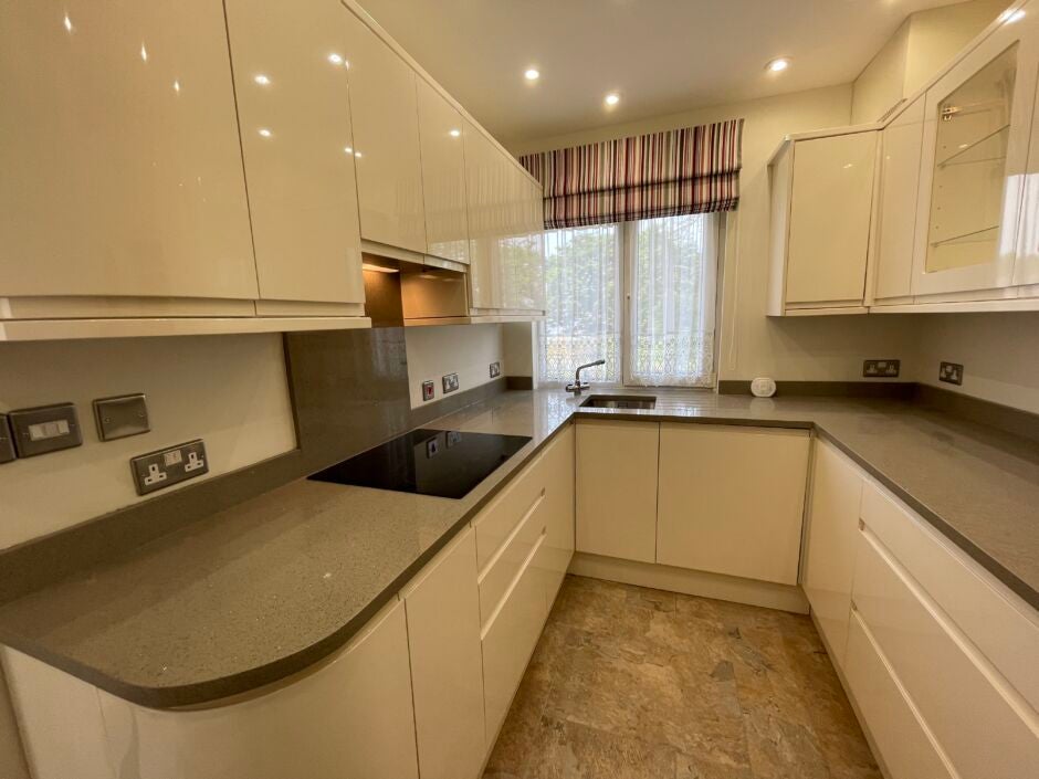 Flat Bellevue Way in Swansea