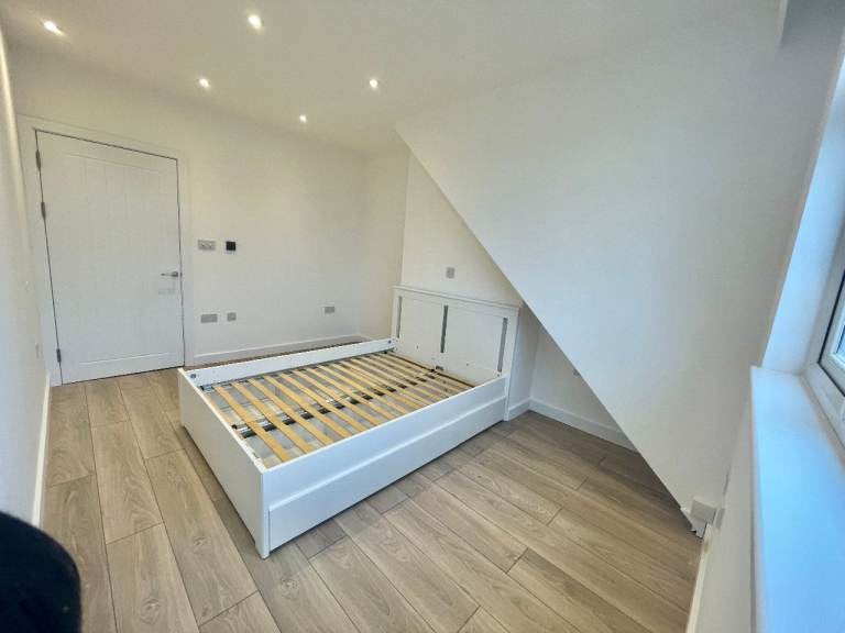 Flat Pinner Road in Greater London