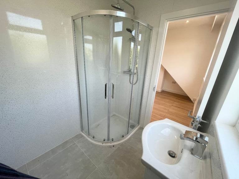 Flat Pinner Road in Greater London