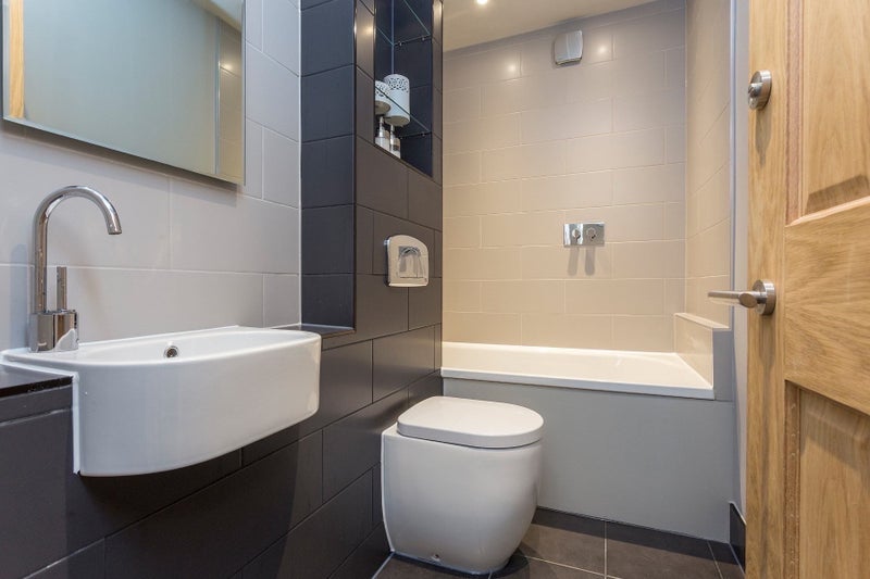Room Cloudesdale Road in Greater London