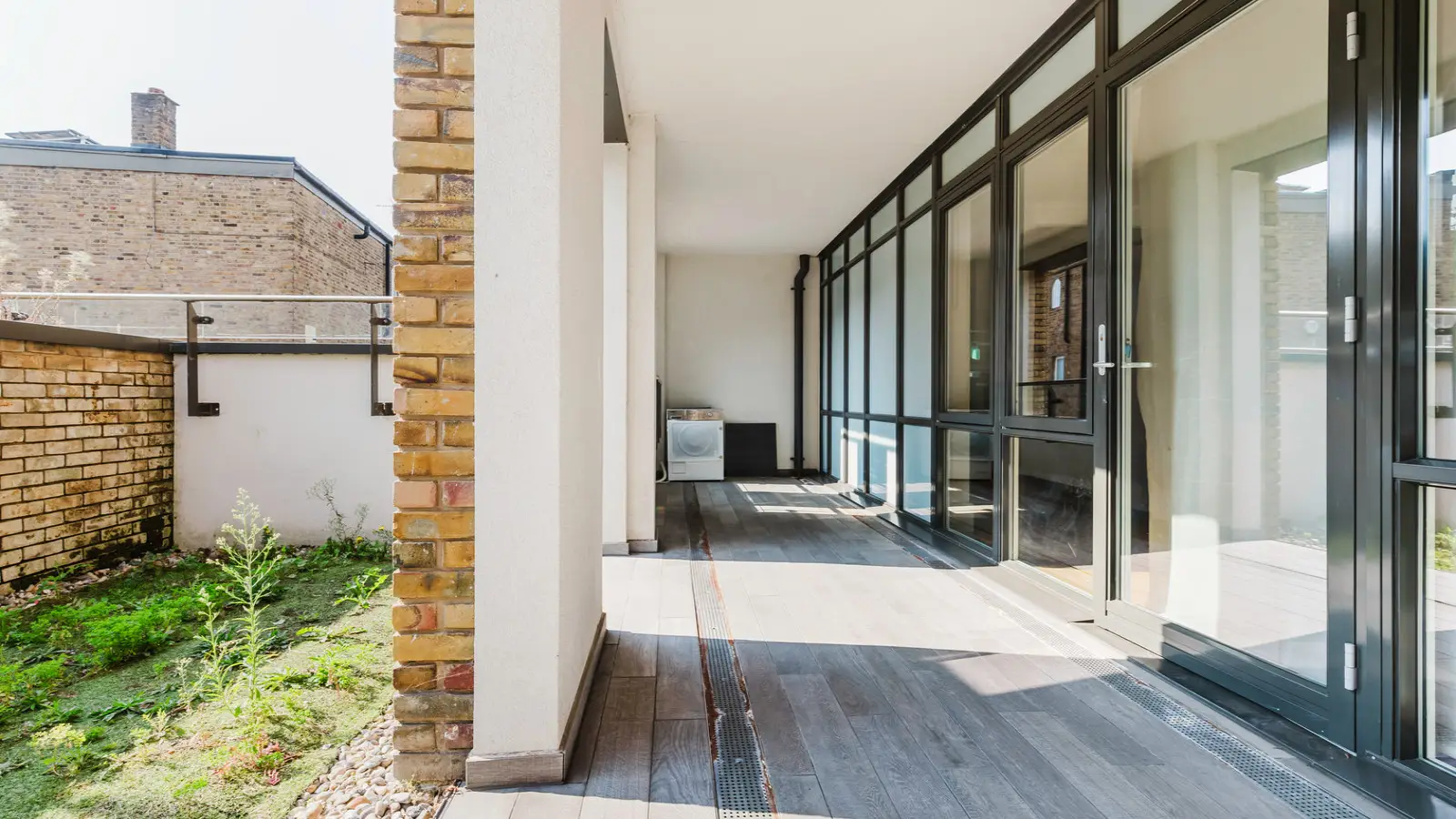 Flat Broxwood Way in Greater London