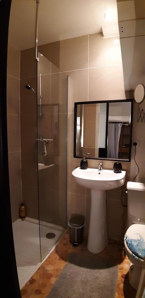 Room Rue des Treilles in Libourne