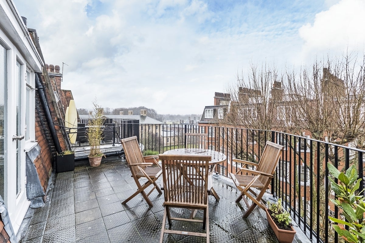 Flat Sloane Court East in Greater London