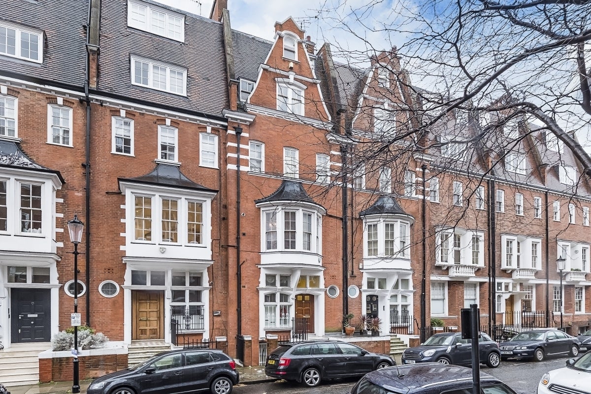 Flat Sloane Court East in Greater London