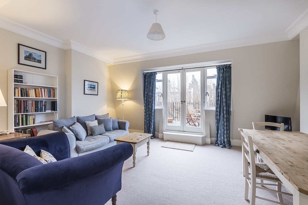 Flat Sloane Court East in Greater London