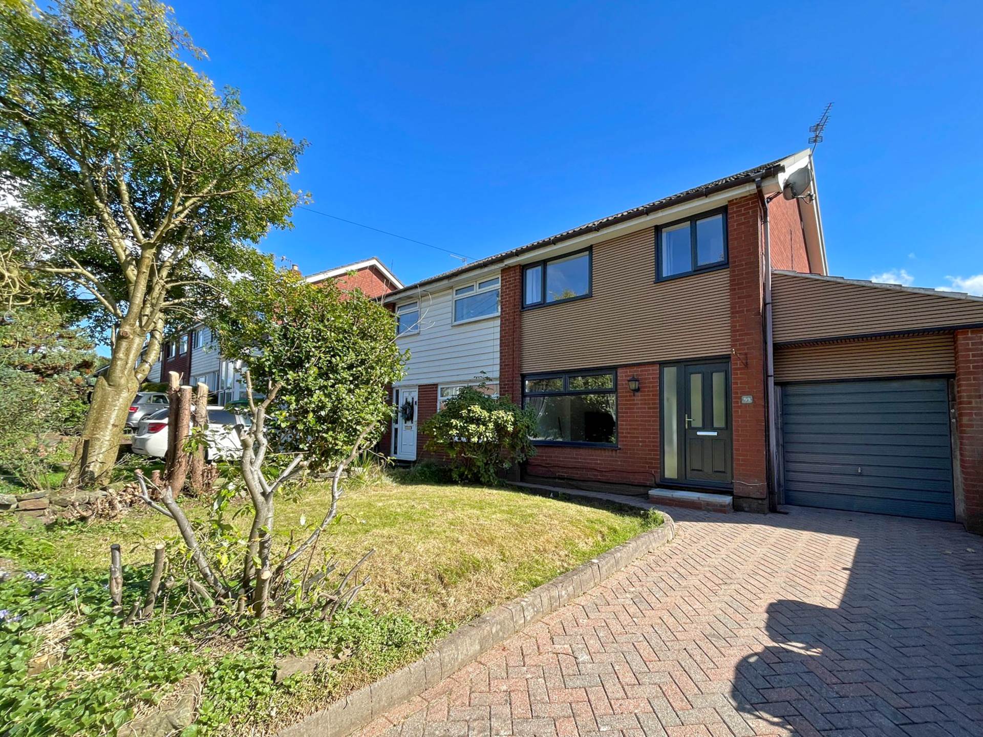 House Harewood Drive in Royton
