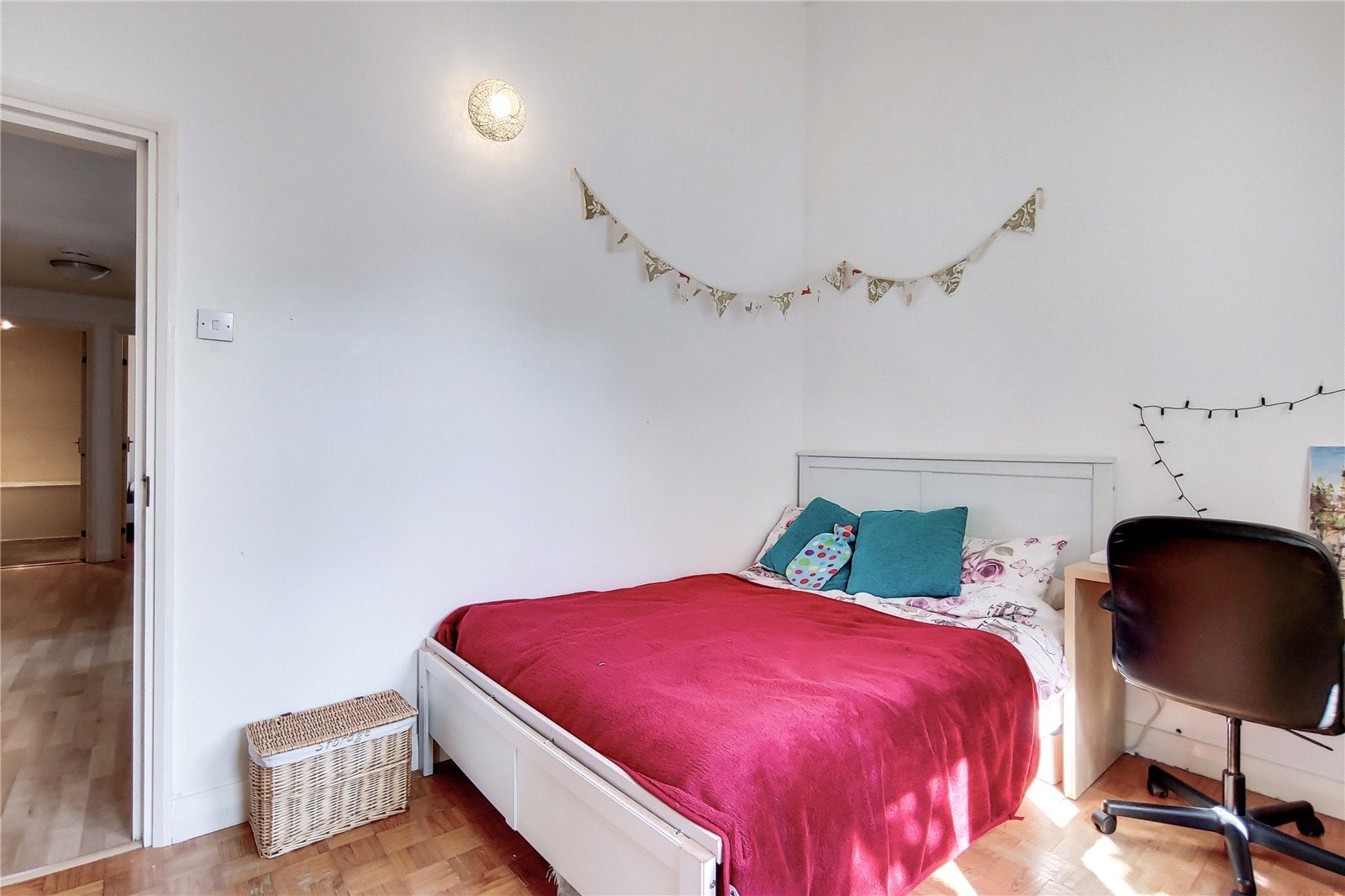 Flat Longfellow Way in Greater London