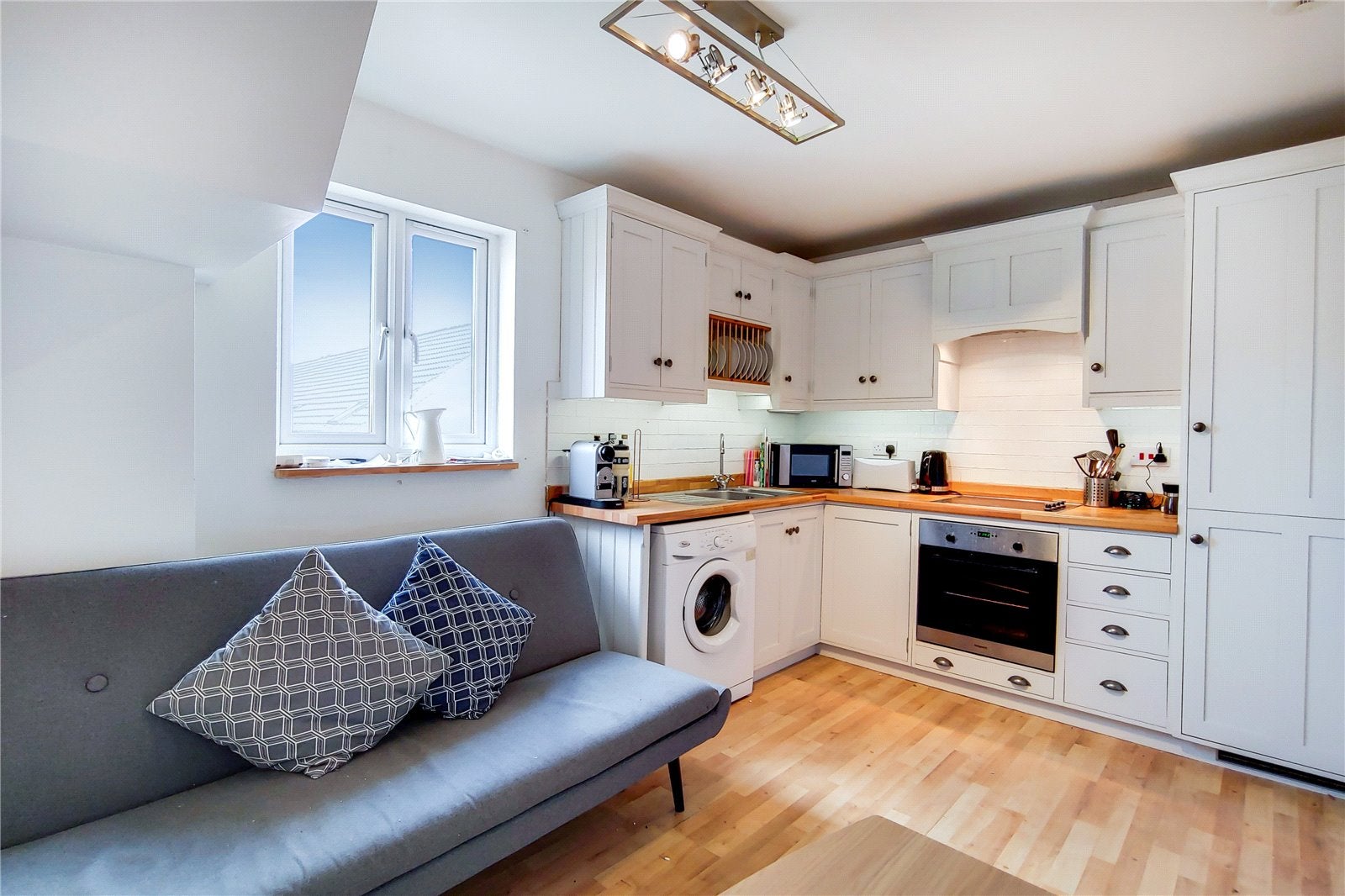 Flat Longfellow Way in Greater London