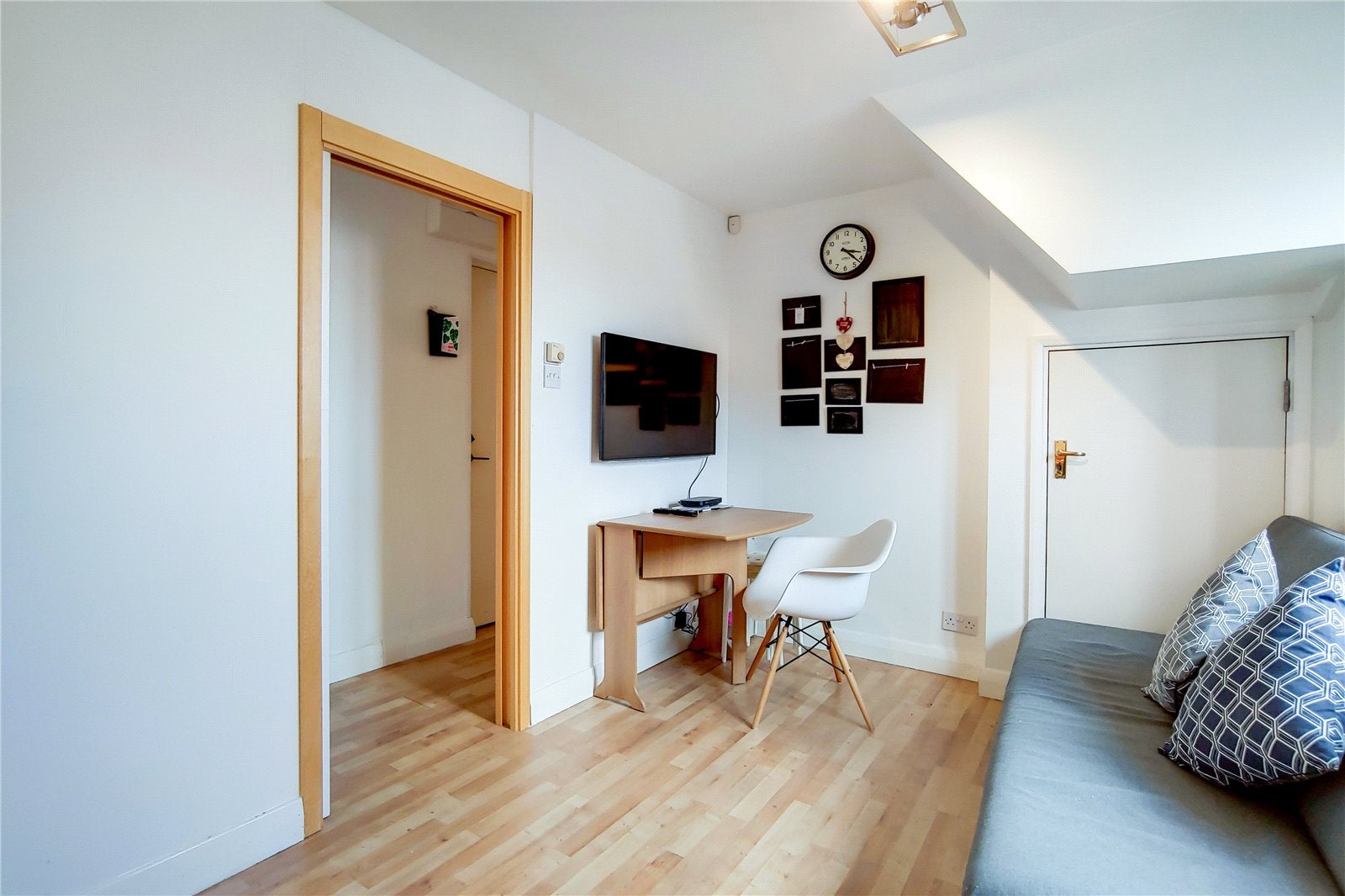 Flat Longfellow Way in Greater London