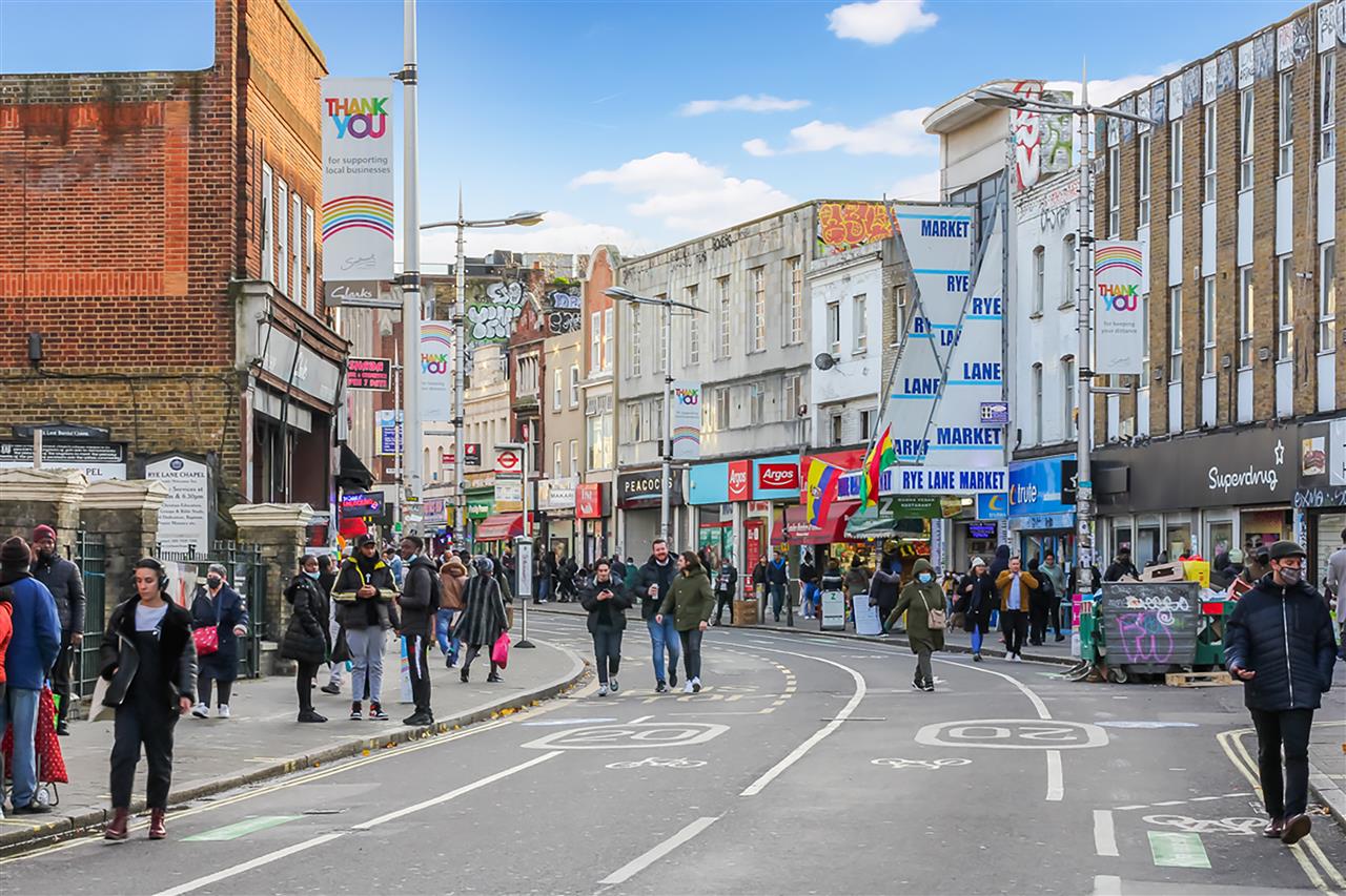 Flat Goldsmith Road in Greater London