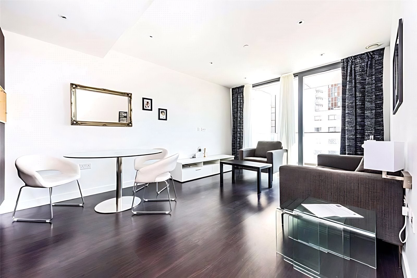 Flat Alie Street in Greater London