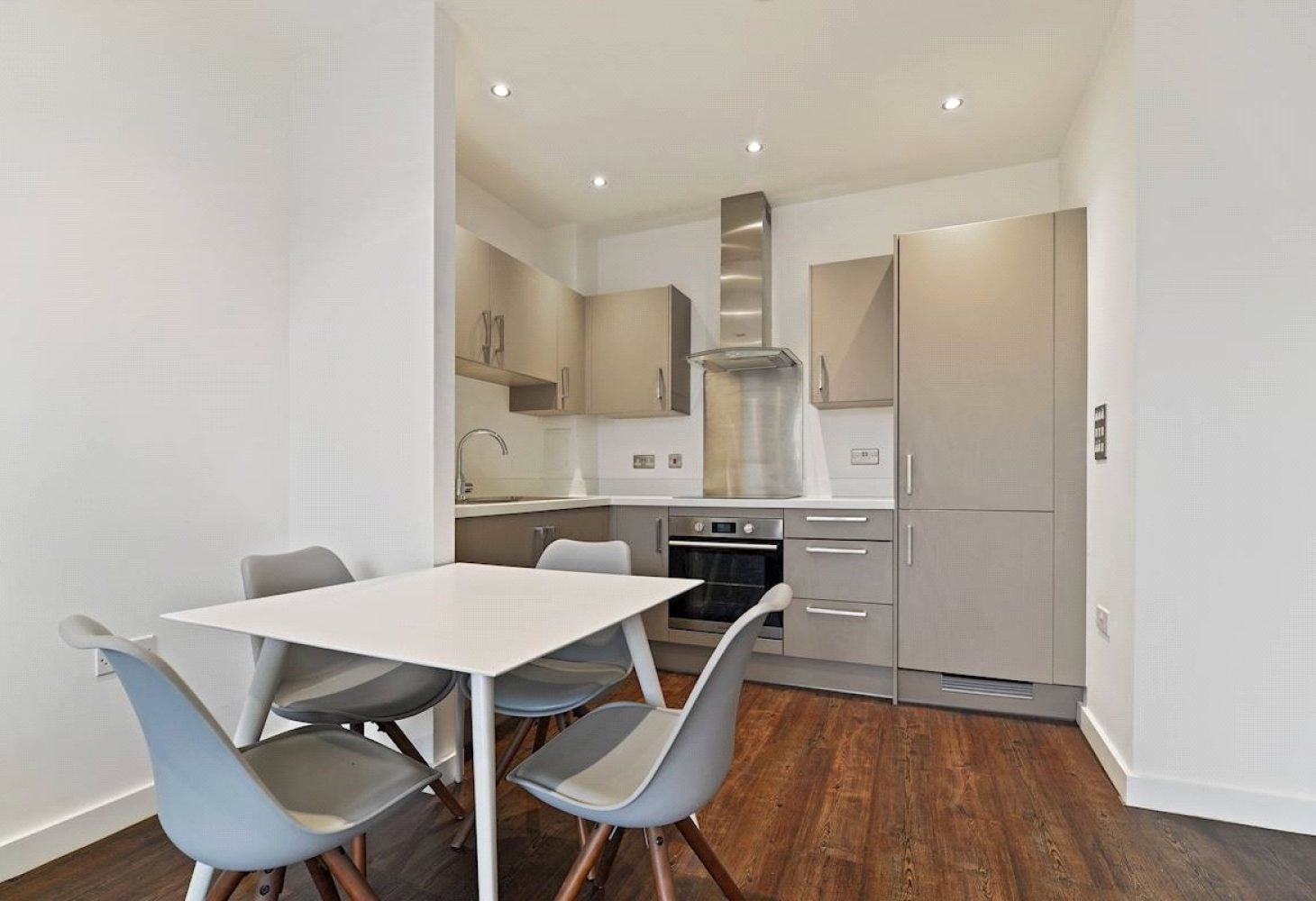 Flat Frobisher Yard in Greater London