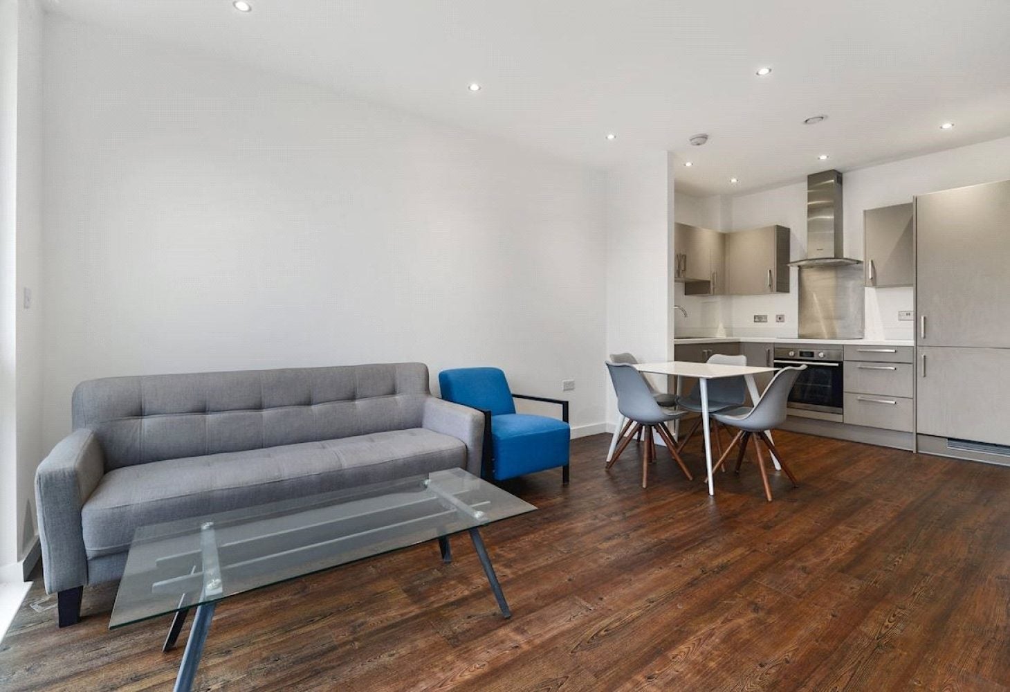 Flat Frobisher Yard in Greater London