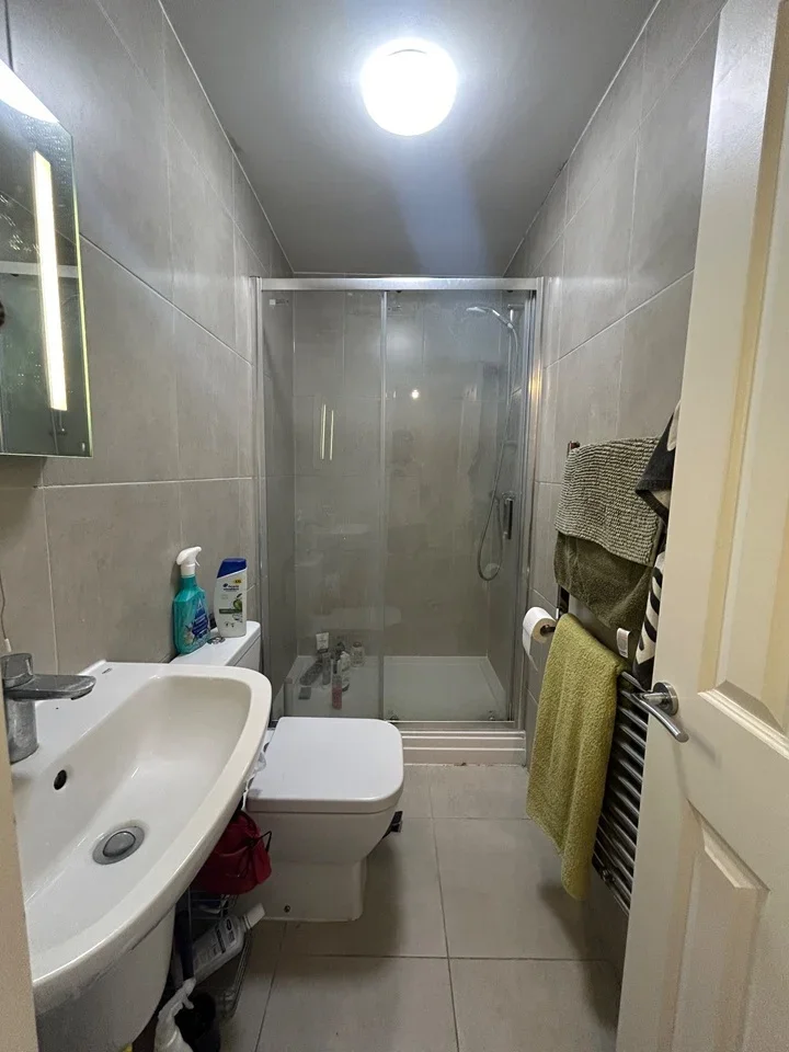 Room Ashvale Road in Greater London