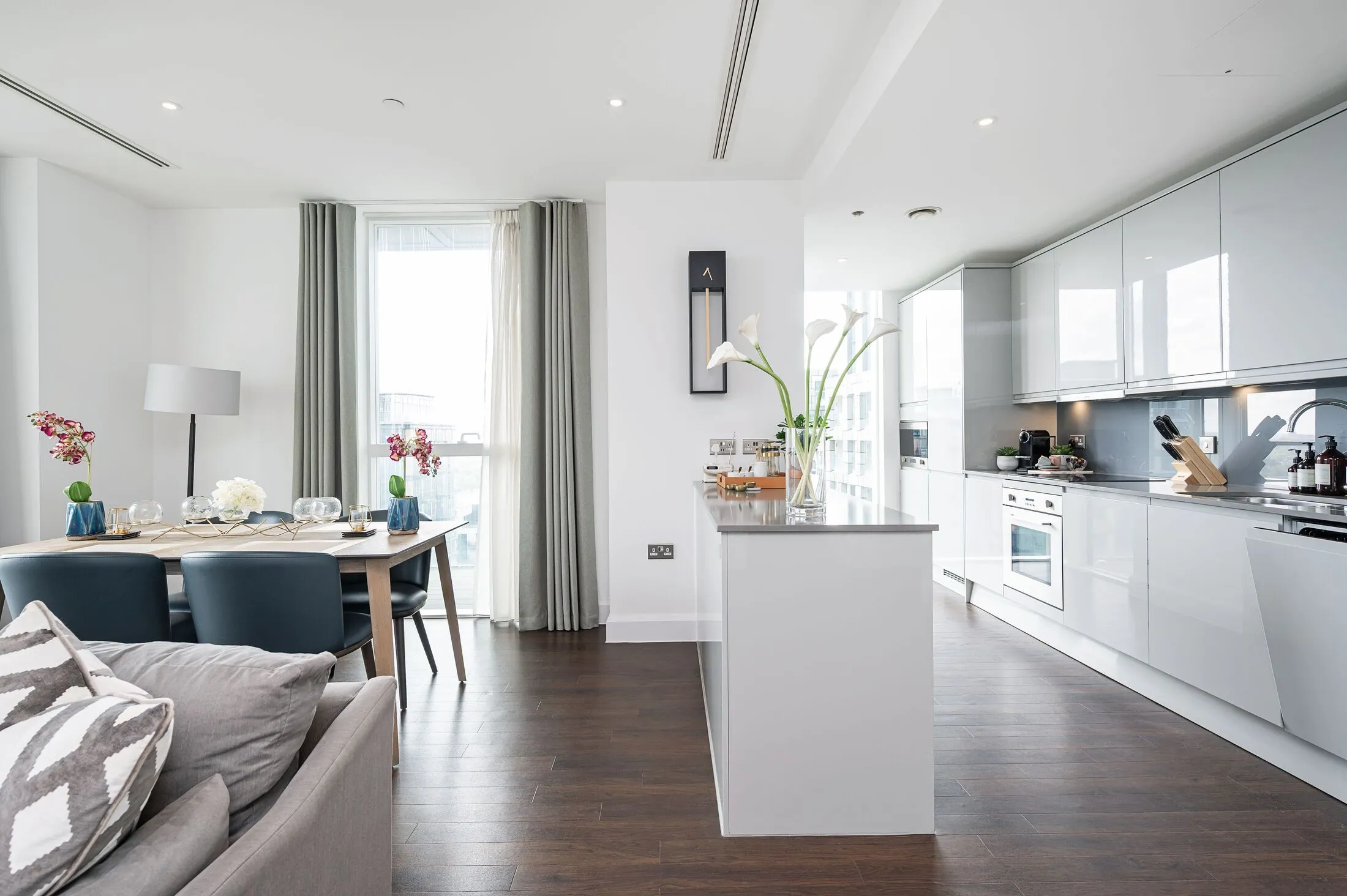 Flat Harbour Way in Greater London